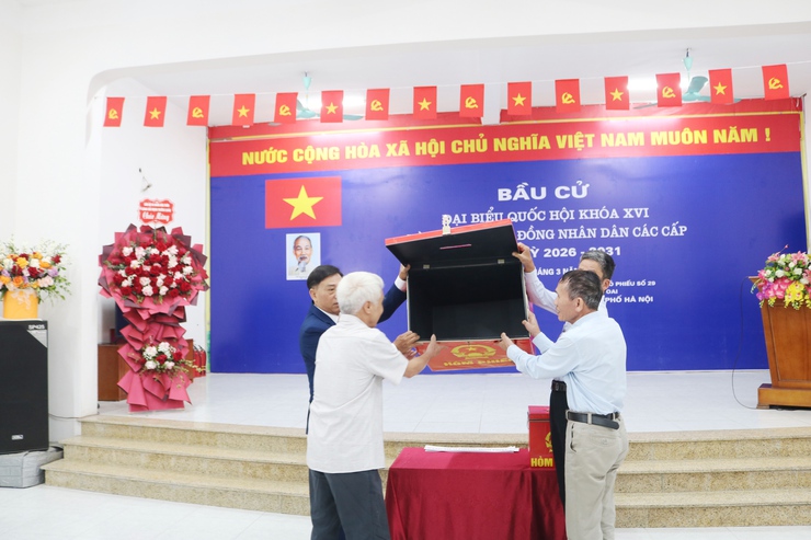 Đồng chí Nguyễn Trường Sơn – Bí thư Đảng ủy, Chủ tịch HĐND xã Quốc Oai dự khai mạc và bỏ phiếu cùng cử tri thôn Thạch Thán 3 tại khu vực bỏ phiếu Nhà văn hóa thôn- Ảnh 2.