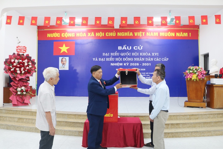 Đồng chí Nguyễn Trường Sơn – Bí thư Đảng ủy, Chủ tịch HĐND xã Quốc Oai dự khai mạc và bỏ phiếu cùng cử tri thôn Thạch Thán 3 tại khu vực bỏ phiếu Nhà văn hóa thôn- Ảnh 3.