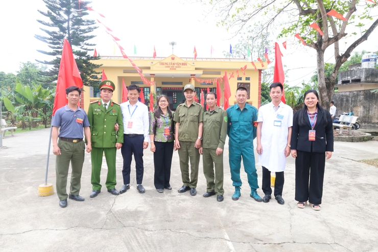 Lãnh đạo xã Hòa Phú thăm, động viên các tổ bầu cử- Ảnh 1.