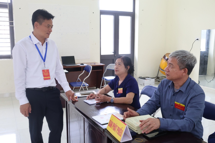 Lãnh đạo xã Hòa Phú thăm, động viên các tổ bầu cử- Ảnh 3.