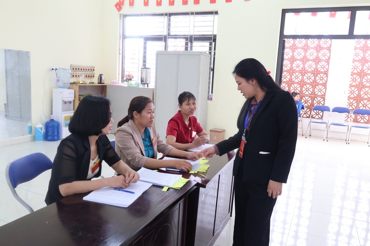 Lãnh đạo xã Hòa Phú thăm, động viên các tổ bầu cử- Ảnh 4.