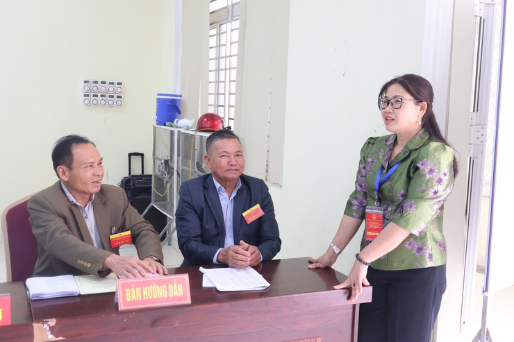 Lãnh đạo xã Hòa Phú thăm, động viên các tổ bầu cử- Ảnh 2.