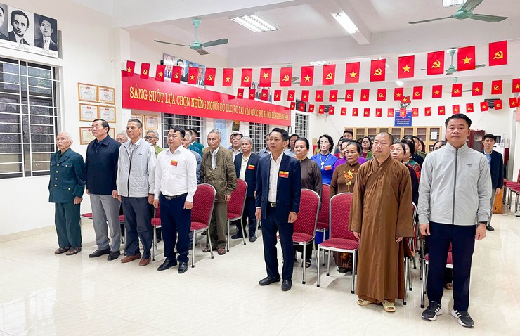 Đồng chí Phó Bí thư Thường trực Đảng ủy xã Quốc Oai dự khai mạc tại khu vực bầu cử số 6 thôn Đa Phúc- Ảnh 1.