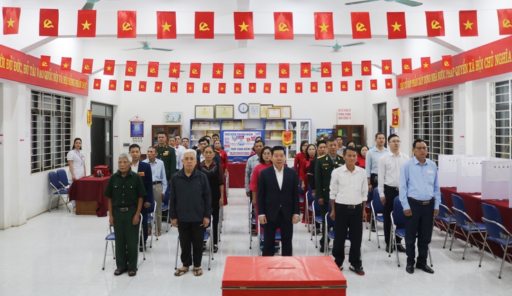 Đồng chí Nguyễn Trường Sơn – Bí thư Đảng ủy, Chủ tịch HĐND xã Quốc Oai dự khai mạc và bỏ phiếu cùng cử tri thôn Thạch Thán 3 tại khu vực bỏ phiếu Nhà văn hóa thôn- Ảnh 1.