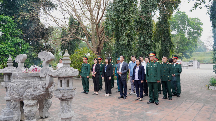 Xã Yên Lãng tổ chức viếng nghĩa trang liệt sĩ trước ngày bầu cử- Ảnh 1.