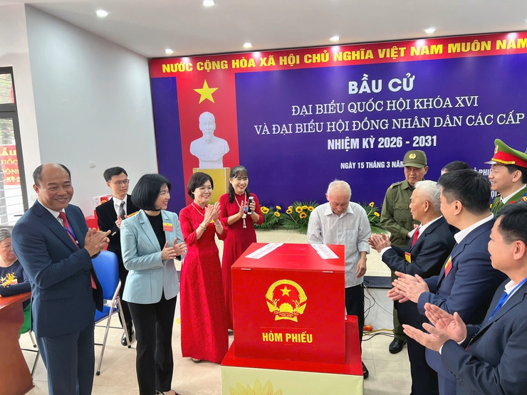 Đồng chí Phùng Thị Hồng Hà kiểm tra, động viên công tác bầu cử phường Định Công- Ảnh 3.