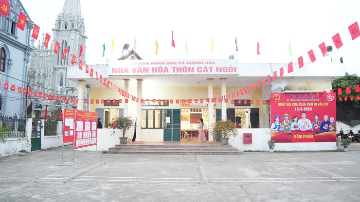 Đồng chí Lê Đức Phóng – Phó Bí thư Đảng uỷ, Chủ tịch UBND xã dự Lễ Khai mạc bầu cử tại Khu vực bầu cử số 27 – thôn Cát Ngòi- Ảnh 1.