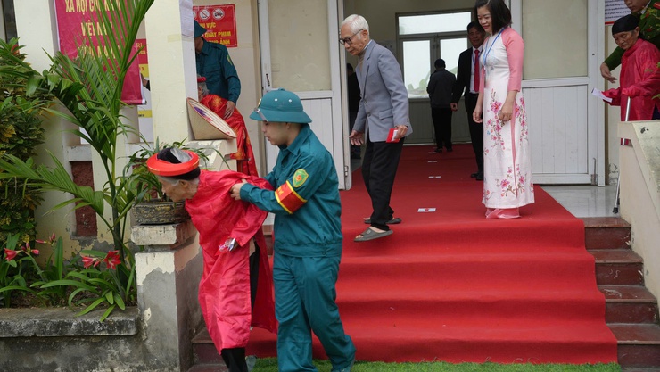 Công an xã Hưng Đạo tận tình hỗ trợ cử tri trong Ngày hội toàn dân đi bầu cử- Ảnh 1.