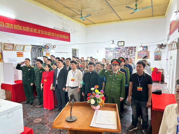 Cử tri Xuân Mai phấn khởi tham gia ngày hội bầu cử tại khu vực bỏ phiếu số 24, 25.- Ảnh 7.