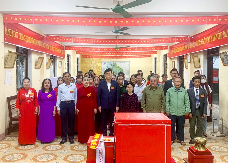 Đồng chí Phó Chủ tịch UBND xã Quốc Oai dự khai mạc tại khu vực bầu cử số 8 thôn Sài Khê- Ảnh 1.