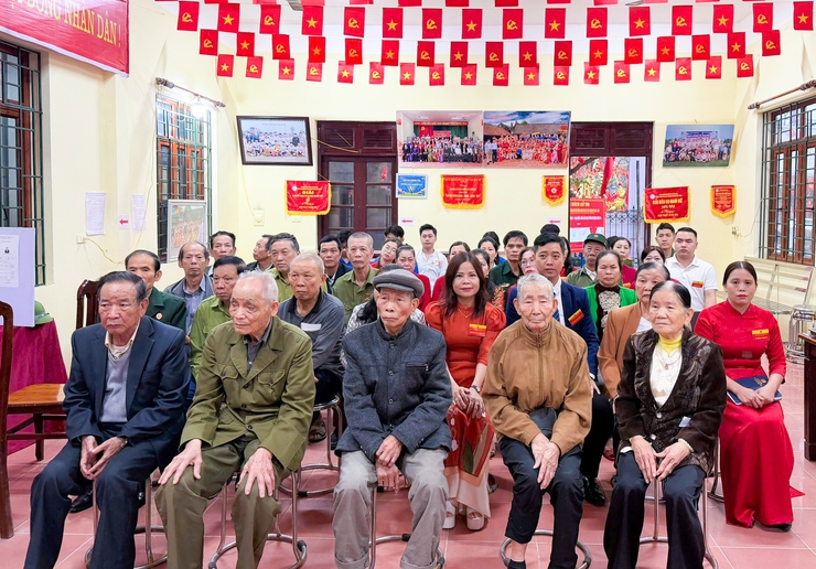 Không khí khai mạc và cử tri đi bầu cử tại khu vực bỏ phiếu số 12 và 17- Ảnh 10.