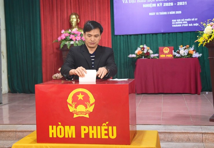 Đồng chí Lê Đức Phóng – Phó Bí thư Đảng uỷ, Chủ tịch UBND xã dự Lễ Khai mạc bầu cử tại Khu vực bầu cử số 27 – thôn Cát Ngòi- Ảnh 10.