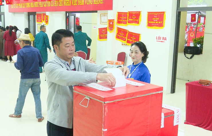 Đồng chí Phó Bí thư Thường trực Đảng ủy xã Quốc Oai dự khai mạc tại khu vực bầu cử số 6 thôn Đa Phúc- Ảnh 7.