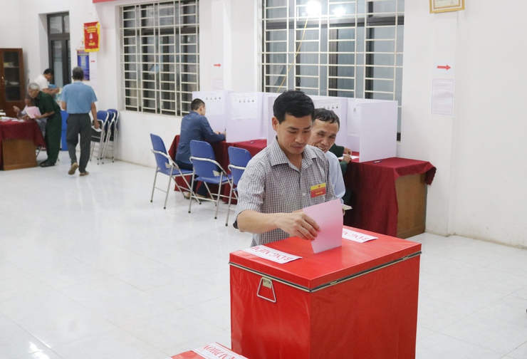 Đồng chí Nguyễn Trường Sơn – Bí thư Đảng ủy, Chủ tịch HĐND xã Quốc Oai dự khai mạc và bỏ phiếu cùng cử tri thôn Thạch Thán 3 tại khu vực bỏ phiếu Nhà văn hóa thôn- Ảnh 9.