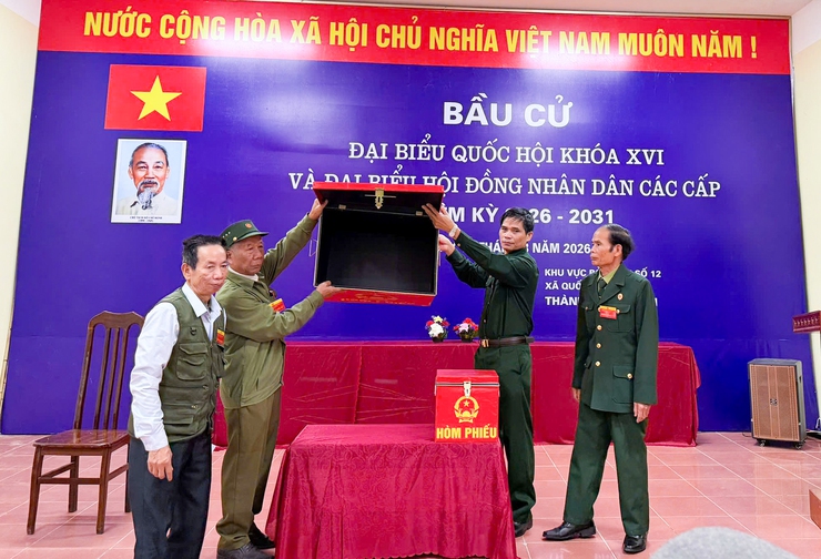 Không khí khai mạc và cử tri đi bầu cử tại khu vực bỏ phiếu số 12 và 17- Ảnh 11.