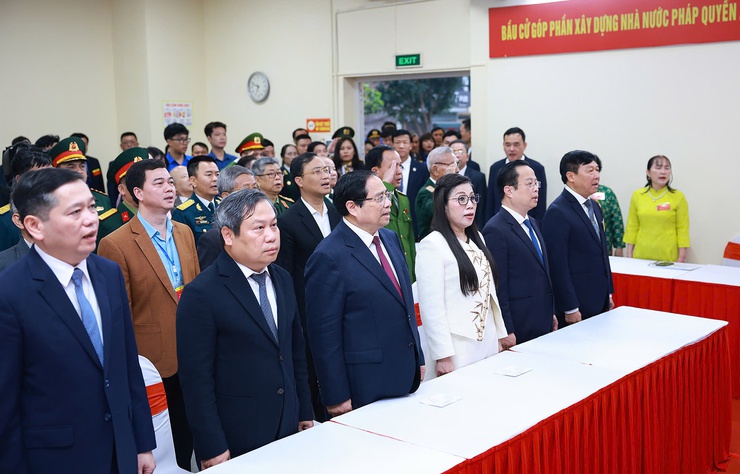 Thủ tướng Chính phủ Phạm Minh Chính bỏ phiếu tại Khu vực bầu cử số 21, phường Tây Hồ- Ảnh 1.