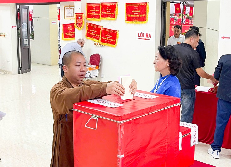 Đồng chí Phó Bí thư Thường trực Đảng ủy xã Quốc Oai dự khai mạc tại khu vực bầu cử số 6 thôn Đa Phúc- Ảnh 8.