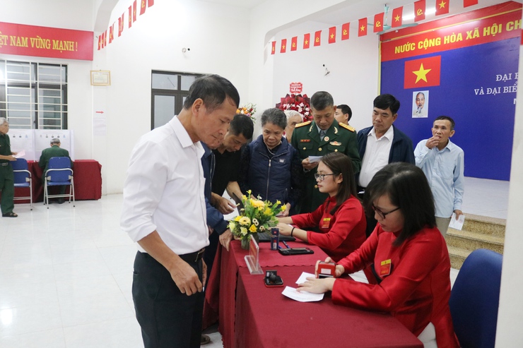 Đồng chí Nguyễn Trường Sơn – Bí thư Đảng ủy, Chủ tịch HĐND xã Quốc Oai dự khai mạc và bỏ phiếu cùng cử tri thôn Thạch Thán 3 tại khu vực bỏ phiếu Nhà văn hóa thôn- Ảnh 10.