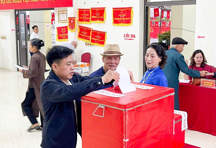 Đồng chí Phó Bí thư Thường trực Đảng ủy xã Quốc Oai dự khai mạc tại khu vực bầu cử số 6 thôn Đa Phúc- Ảnh 10.