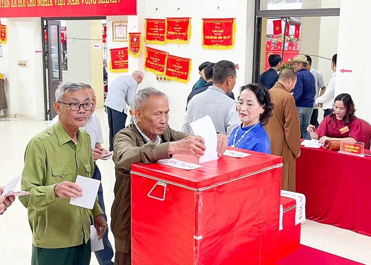 Đồng chí Phó Bí thư Thường trực Đảng ủy xã Quốc Oai dự khai mạc tại khu vực bầu cử số 6 thôn Đa Phúc- Ảnh 12.