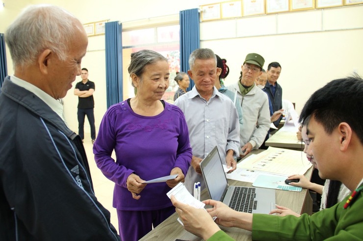 Cử tri xã Hòa Lạc hân hoan tham gia ngày hội bầu cử!- Ảnh 14.