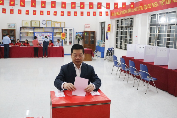 Đồng chí Nguyễn Trường Sơn – Bí thư Đảng ủy, Chủ tịch HĐND xã Quốc Oai dự khai mạc và bỏ phiếu cùng cử tri thôn Thạch Thán 3 tại khu vực bỏ phiếu Nhà văn hóa thôn- Ảnh 4.