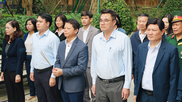 Xã Yên Lãng tổ chức viếng nghĩa trang liệt sĩ trước ngày bầu cử- Ảnh 2.