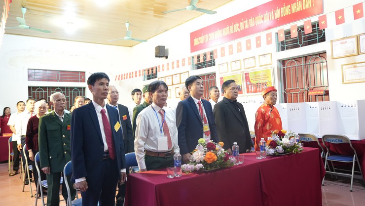 Đồng chí Lê Đức Phóng – Phó Bí thư Đảng uỷ, Chủ tịch UBND xã dự Lễ Khai mạc bầu cử tại Khu vực bầu cử số 27 – thôn Cát Ngòi- Ảnh 2.