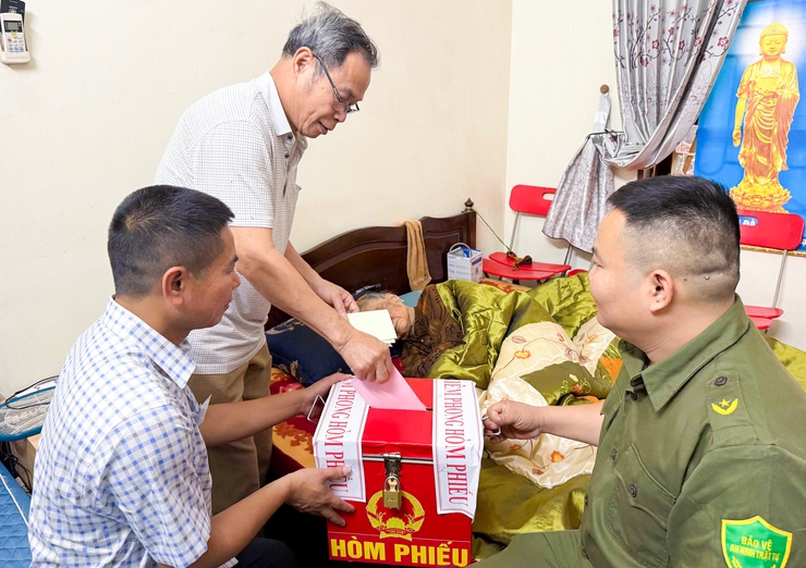 Các Tổ bầu cử xã Quốc Oai mang hòm phiếu phụ đến tận nhà cử tri già yếu, ốm đau- Ảnh 2.