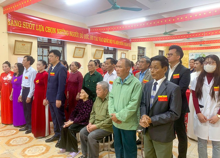 Đồng chí Phó Chủ tịch UBND xã Quốc Oai dự khai mạc tại khu vực bầu cử số 8 thôn Sài Khê- Ảnh 2.