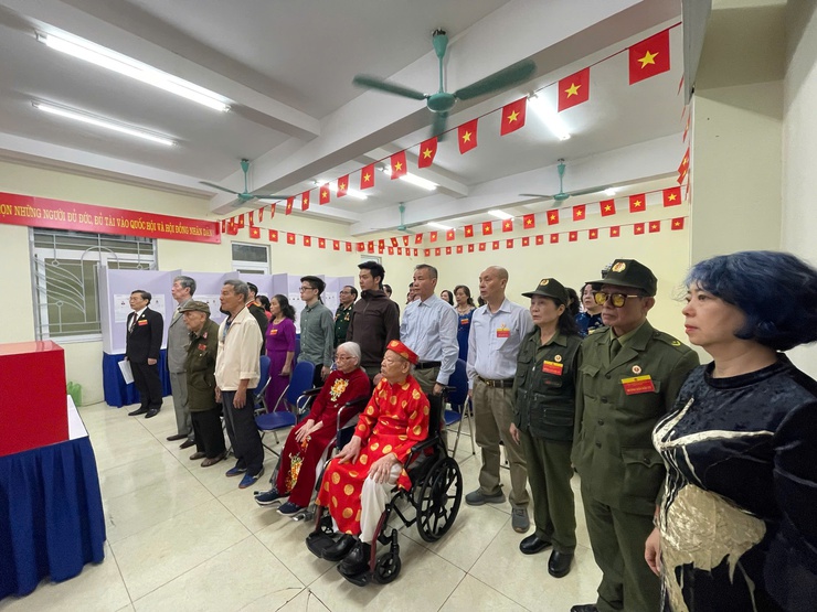 Tưng bừng ngày hội bầu cử – Cử tri Phường Ô Chợ Dừa phấn khởi đi bỏ phiếu từ sớm- Ảnh 22.