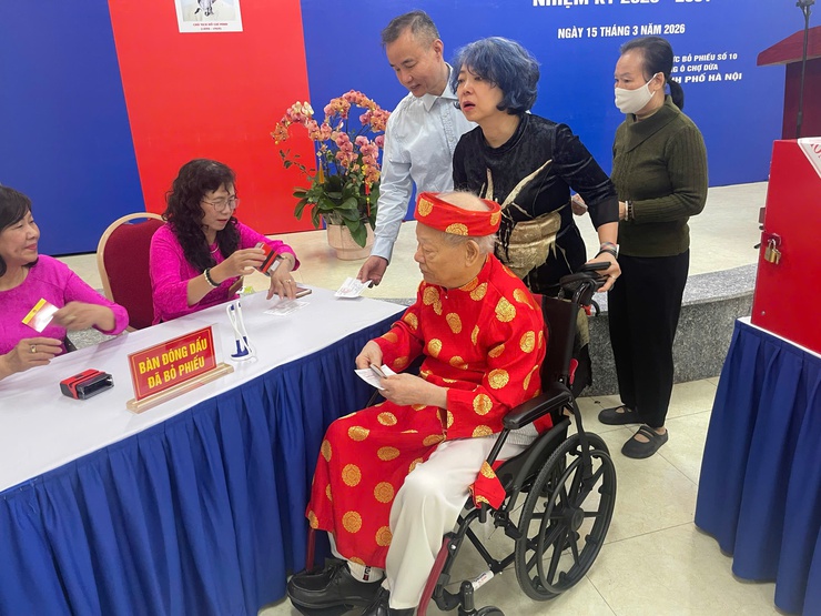 Tưng bừng ngày hội bầu cử – Cử tri Phường Ô Chợ Dừa phấn khởi đi bỏ phiếu từ sớm- Ảnh 23.