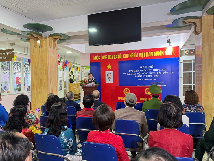 Tưng bừng ngày hội bầu cử – Cử tri Phường Ô Chợ Dừa phấn khởi đi bỏ phiếu từ sớm- Ảnh 5.