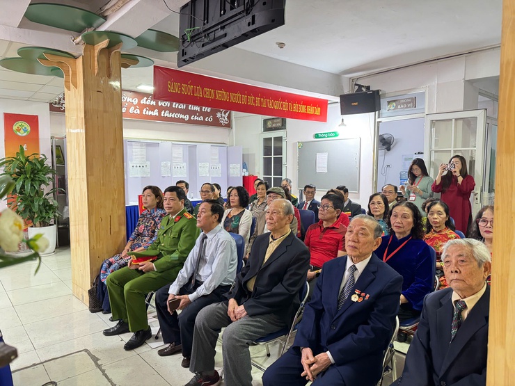 Tưng bừng ngày hội bầu cử – Cử tri Phường Ô Chợ Dừa phấn khởi đi bỏ phiếu từ sớm- Ảnh 6.