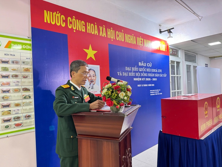 Tưng bừng ngày hội bầu cử – Cử tri Phường Ô Chợ Dừa phấn khởi đi bỏ phiếu từ sớm- Ảnh 7.