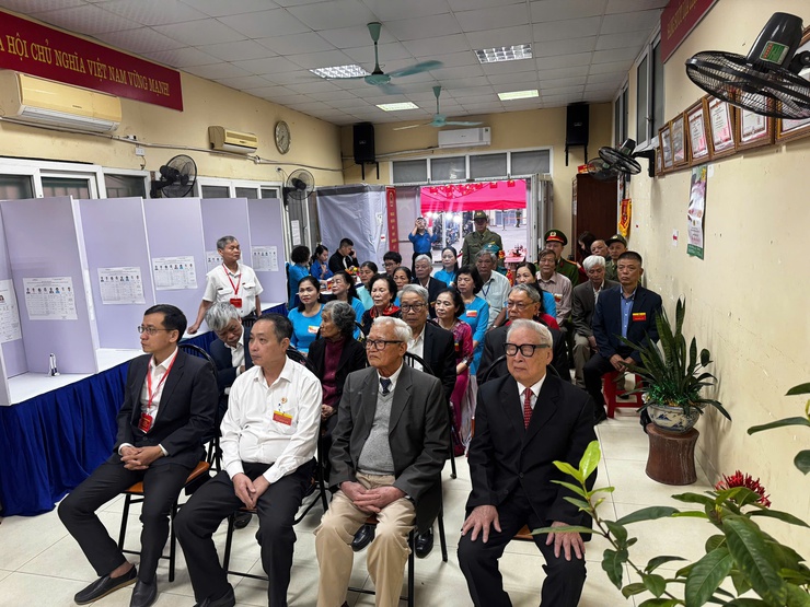 Tưng bừng ngày hội bầu cử – Cử tri Phường Ô Chợ Dừa phấn khởi đi bỏ phiếu từ sớm- Ảnh 25.