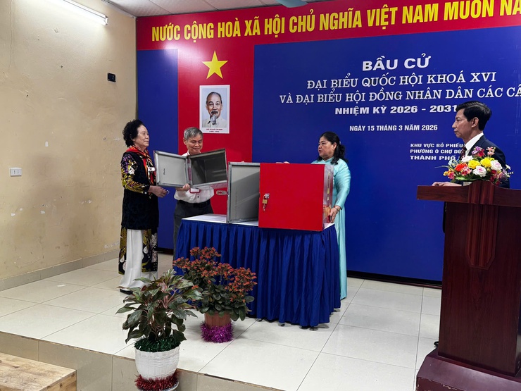 Tưng bừng ngày hội bầu cử – Cử tri Phường Ô Chợ Dừa phấn khởi đi bỏ phiếu từ sớm- Ảnh 26.