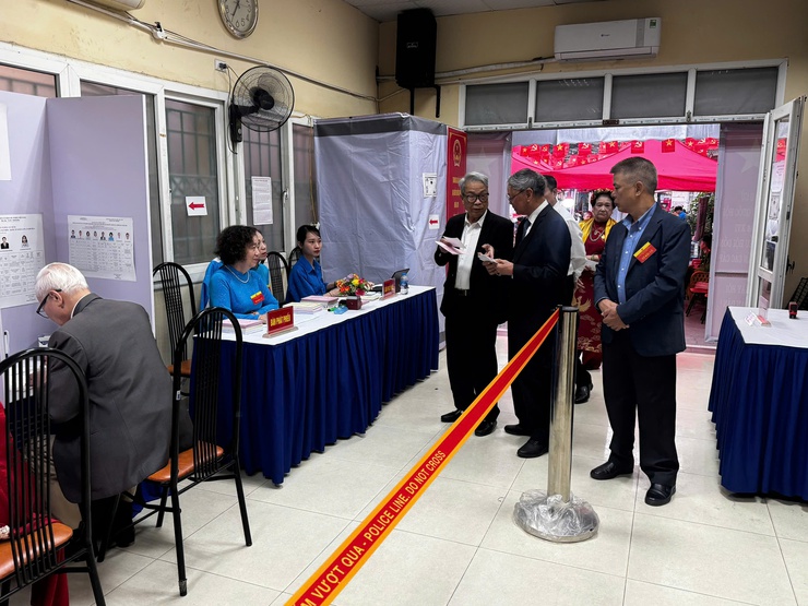 Tưng bừng ngày hội bầu cử – Cử tri Phường Ô Chợ Dừa phấn khởi đi bỏ phiếu từ sớm- Ảnh 27.