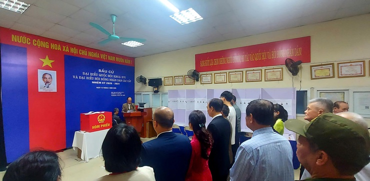 Tưng bừng ngày hội bầu cử – Cử tri Phường Ô Chợ Dừa phấn khởi đi bỏ phiếu từ sớm- Ảnh 28.