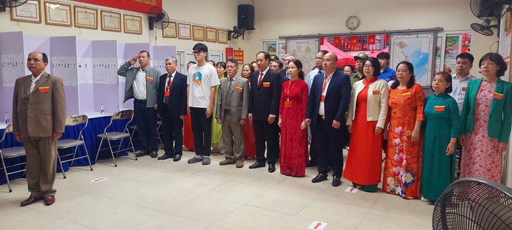 Tưng bừng ngày hội bầu cử – Cử tri Phường Ô Chợ Dừa phấn khởi đi bỏ phiếu từ sớm- Ảnh 29.