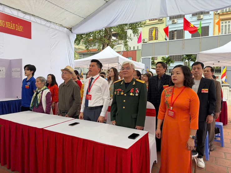 Tưng bừng ngày hội bầu cử – Cử tri Phường Ô Chợ Dừa phấn khởi đi bỏ phiếu từ sớm- Ảnh 2.