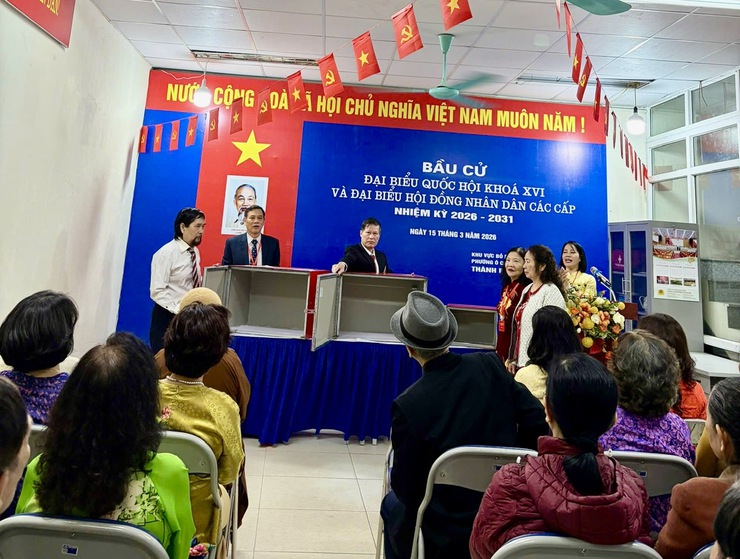 Tưng bừng ngày hội bầu cử – Cử tri Phường Ô Chợ Dừa phấn khởi đi bỏ phiếu từ sớm- Ảnh 8.