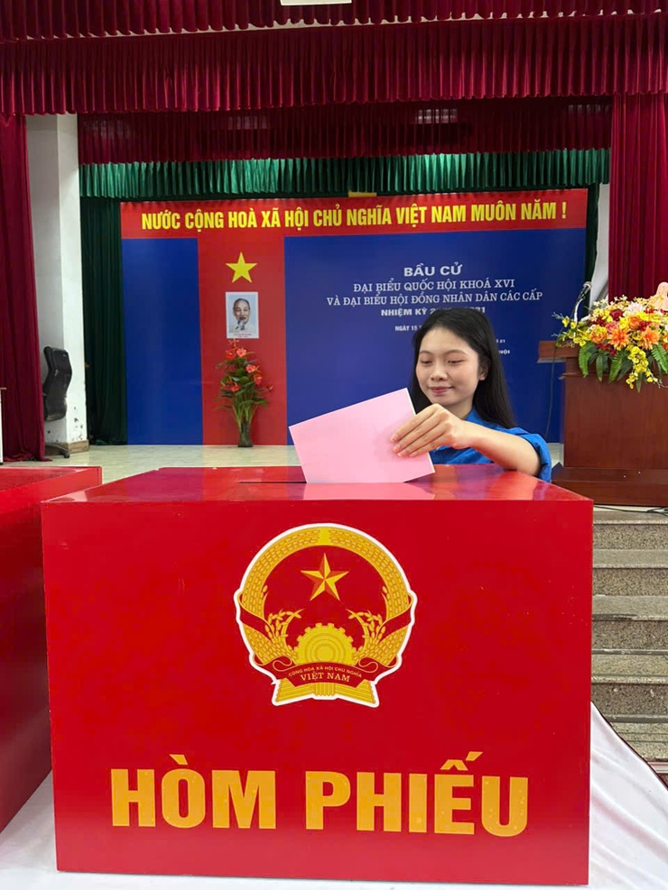 Tưng bừng ngày hội bầu cử – Cử tri Phường Ô Chợ Dừa phấn khởi đi bỏ phiếu từ sớm- Ảnh 39.