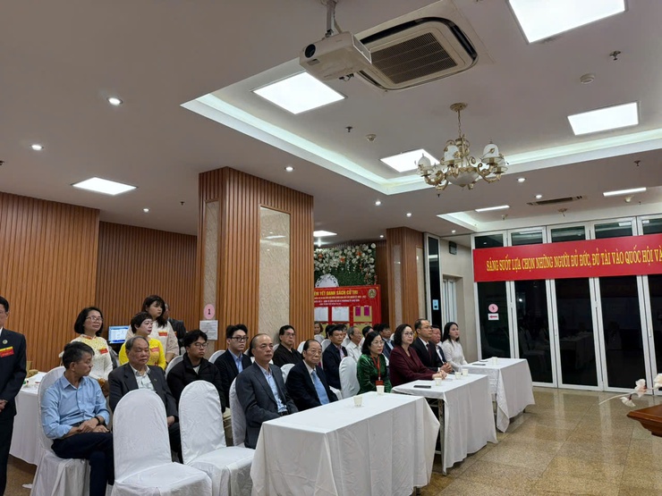 Tưng bừng ngày hội bầu cử – Cử tri Phường Ô Chợ Dừa phấn khởi đi bỏ phiếu từ sớm- Ảnh 3.