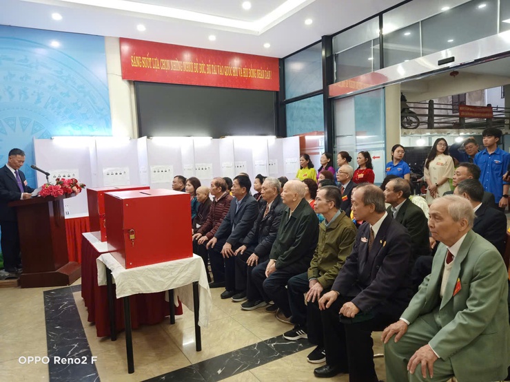 Tưng bừng ngày hội bầu cử – Cử tri Phường Ô Chợ Dừa phấn khởi đi bỏ phiếu từ sớm- Ảnh 11.