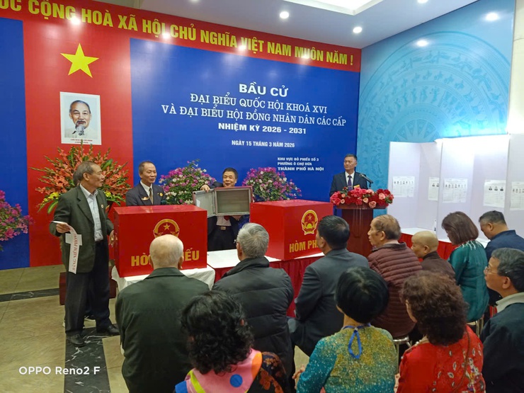 Tưng bừng ngày hội bầu cử – Cử tri Phường Ô Chợ Dừa phấn khởi đi bỏ phiếu từ sớm- Ảnh 13.