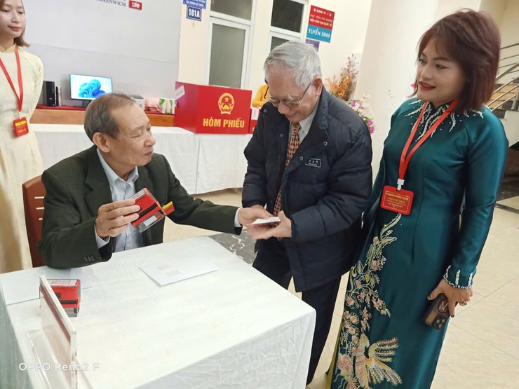 Tưng bừng ngày hội bầu cử – Cử tri Phường Ô Chợ Dừa phấn khởi đi bỏ phiếu từ sớm- Ảnh 15.