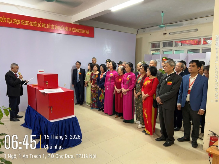 Tưng bừng ngày hội bầu cử – Cử tri Phường Ô Chợ Dừa phấn khởi đi bỏ phiếu từ sớm- Ảnh 16.