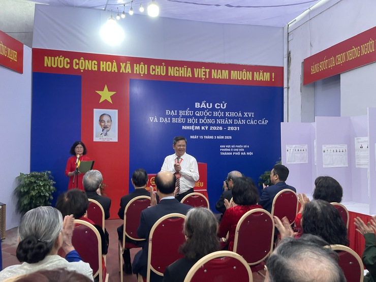 Tưng bừng ngày hội bầu cử – Cử tri Phường Ô Chợ Dừa phấn khởi đi bỏ phiếu từ sớm- Ảnh 1.