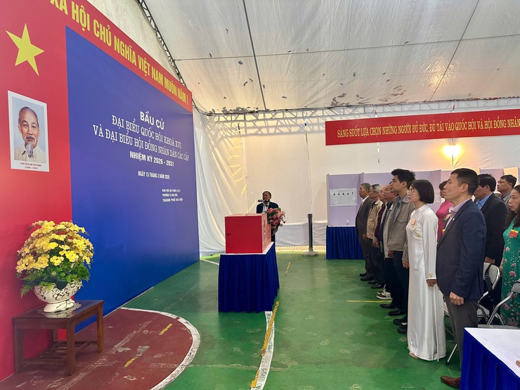 Tưng bừng ngày hội bầu cử – Cử tri Phường Ô Chợ Dừa phấn khởi đi bỏ phiếu từ sớm- Ảnh 4.